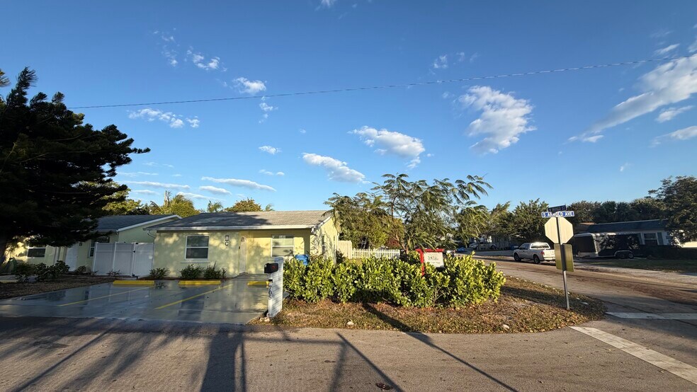 Building Photo - 705 W Mango St