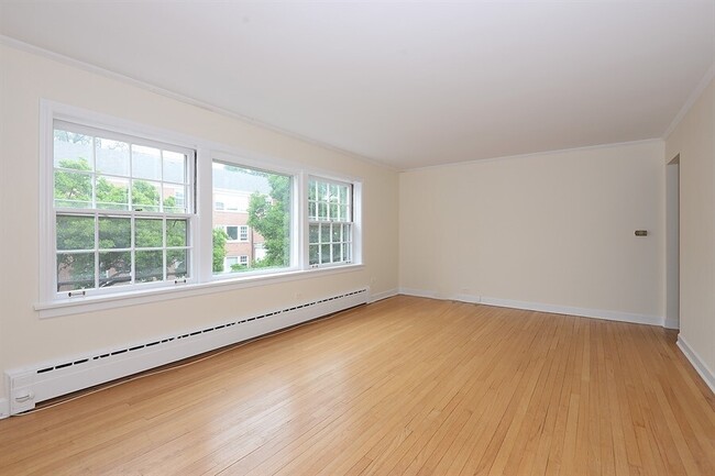 Building Photo - 1402 Hinman Ave