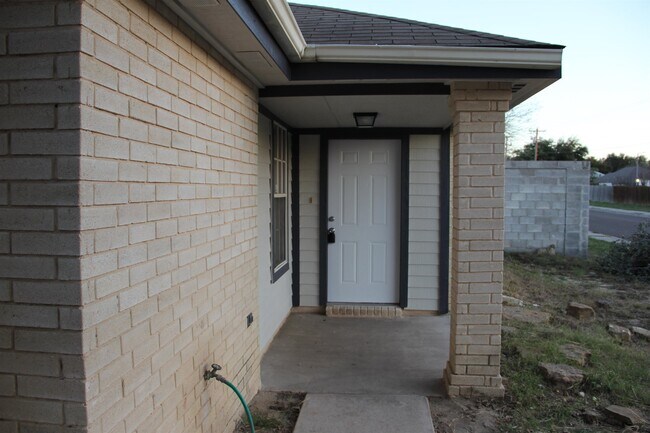 Building Photo - 1801 Denmark Ln