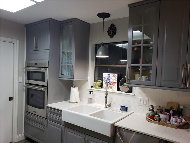 Building Photo - 128 Long Wood Ave