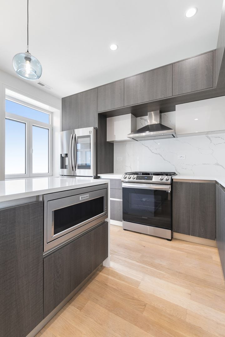 Building Photo - 7729 N Eastlake Ter