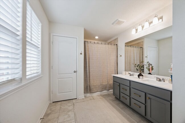 Building Photo - 25227 Sierra Mnr Ct