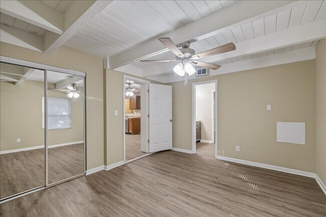 Building Photo - 207 Iris Cir