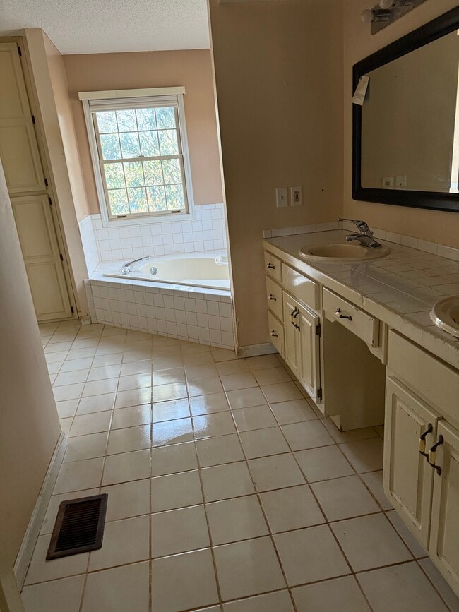 Building Photo - 945 Keys Ferry Rd