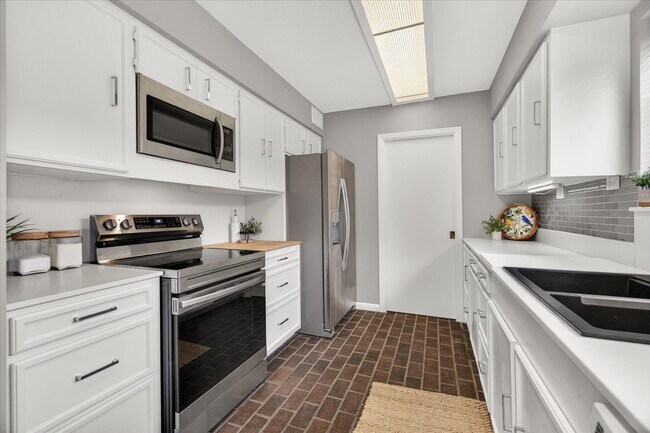Building Photo - 147 Valley Dr