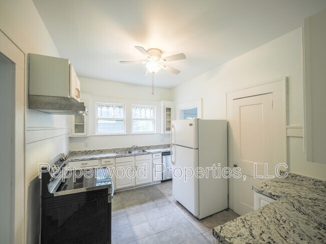 Building Photo - 479 Peronneau St