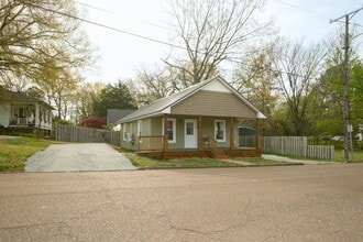 Building Photo - Welcome to 204 Oakland!