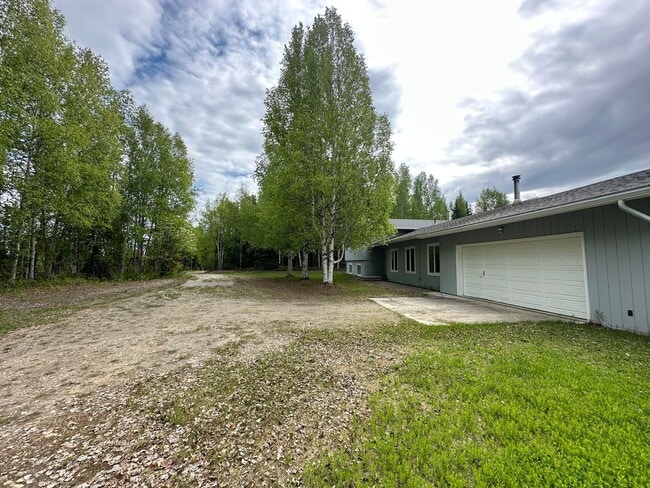 Building Photo - Fully Furnished 3BD/3BA Home with Solar Po...