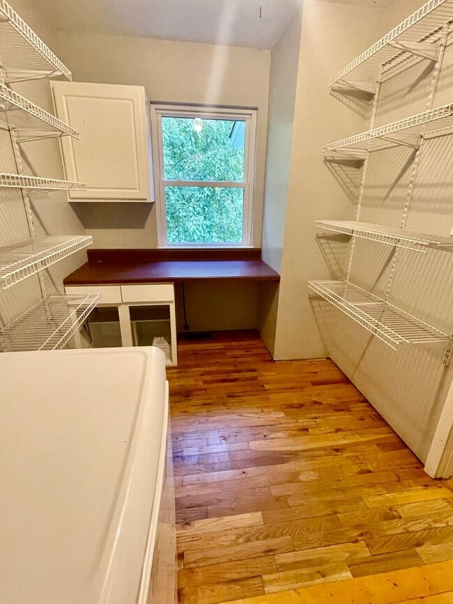 Building Photo - 3 Bed, 2.5 Bath Home For Rent in Fairview