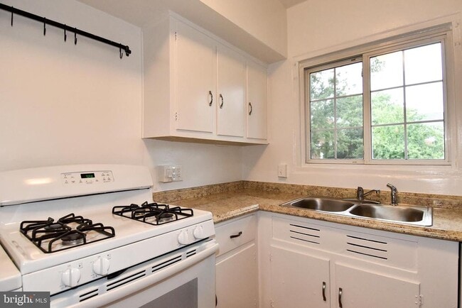 Building Photo - 3132 Martha Custis Dr