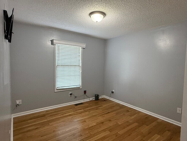Building Photo - 3 bedroom one- level beauty in North Johnson City!