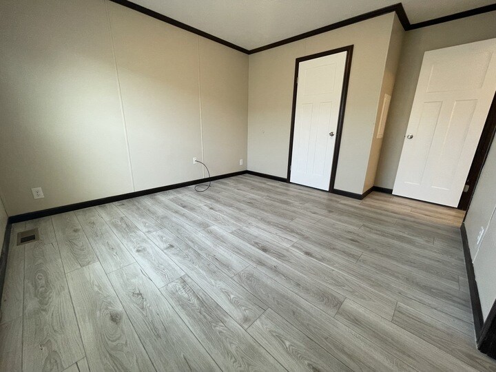 Building Photo - 15861 Marentette Dr