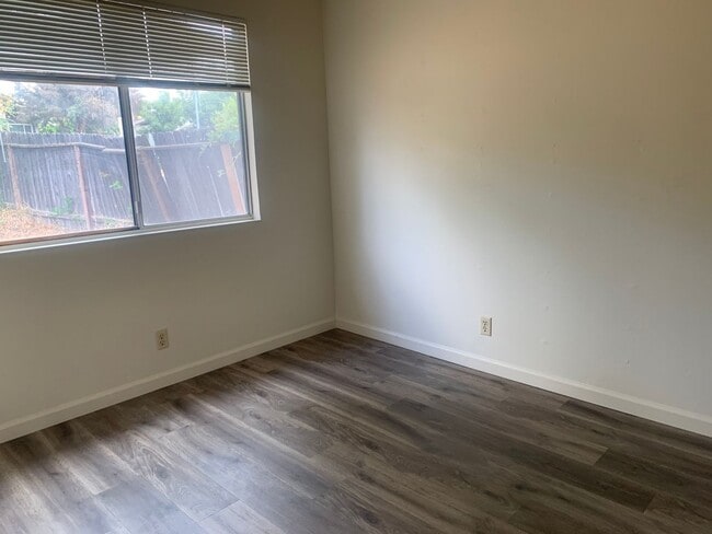 Building Photo - Large one story 4 bedroom home in Orangevale