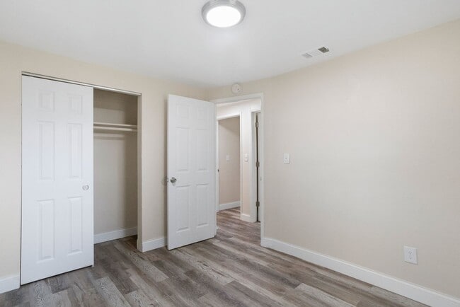 Building Photo - Spacious 4bdrm/1bath House ** $1,945.00 ** Section 8 OK ****