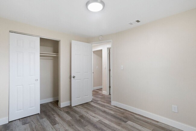 Building Photo - Spacious 4bdrm/1bath House ** $1,995.00 **...