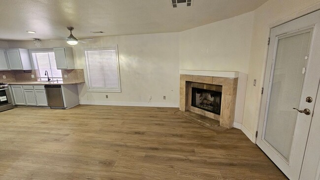 Building Photo - Beautiful 4 bedroom near Lake Mead & Tenay...