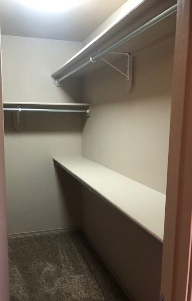 Building Photo - Beautiful home close to HAFB and town.