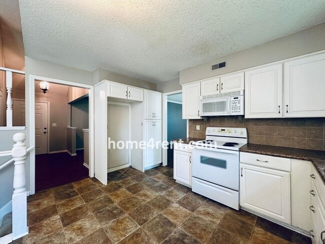 Building Photo - A Beautiful Olathe Home in a Quiet Neighbo...