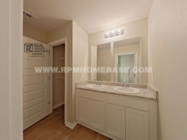 Building Photo - Spacious 5-Bedroom Home in Heritage Planta...