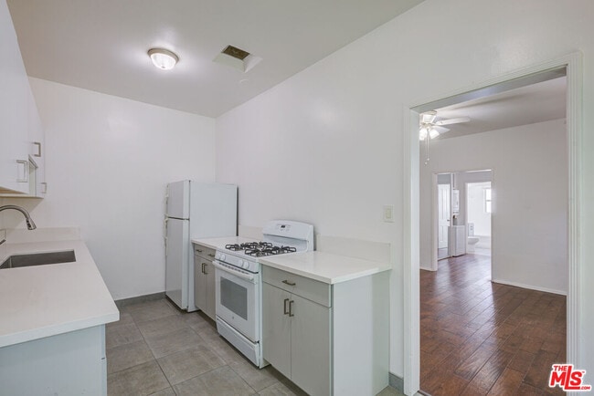 Building Photo - 965 N Doheny Dr