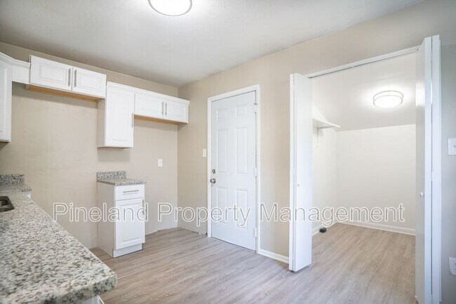 Building Photo - 817 Isley St