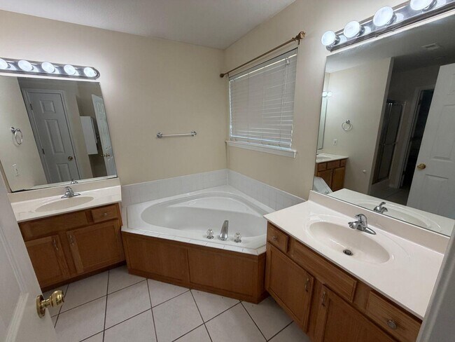 Building Photo - 509 Amazon Dr