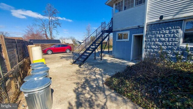 Building Photo - 228 Manor Cir