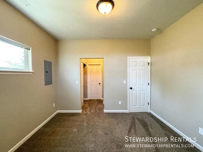 Building Photo - 618 Camden Ln