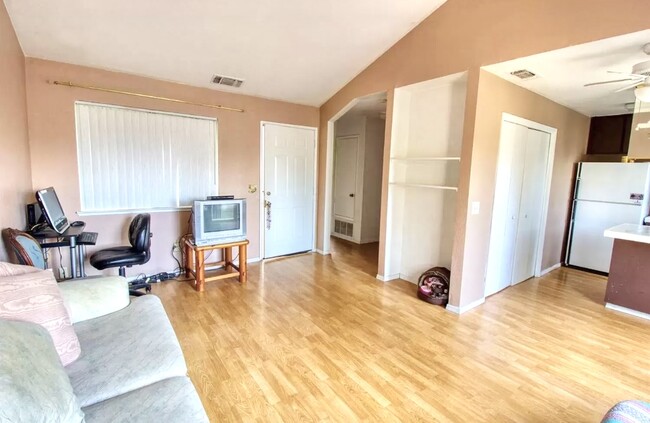 Building Photo - 9127 Newhall Dr