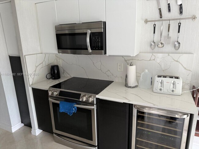 Building Photo - 17375 Collins Ave