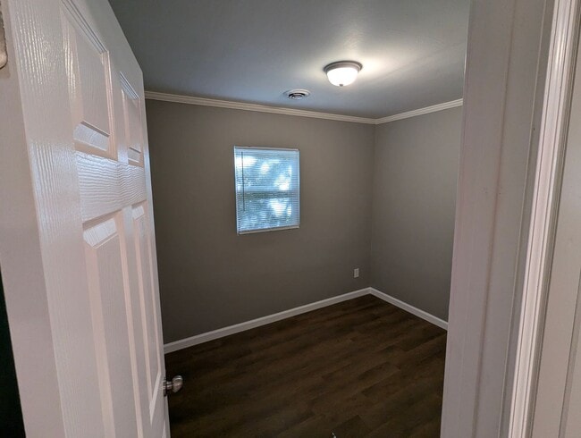 Building Photo - Out of the way 3 Bedroom
