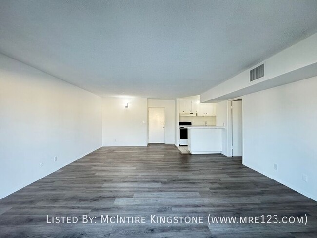 Building Photo - Move-in Specials Await in this Spacious 2B...