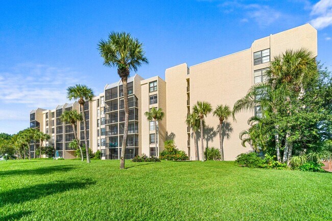 Building Photo - 9 Royal Palm Way
