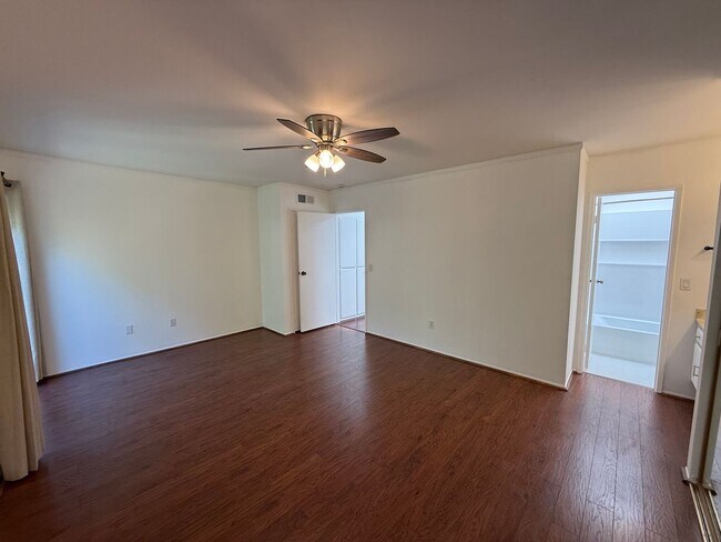 Building Photo - 2 bedroom 2.5 bath condo for rent