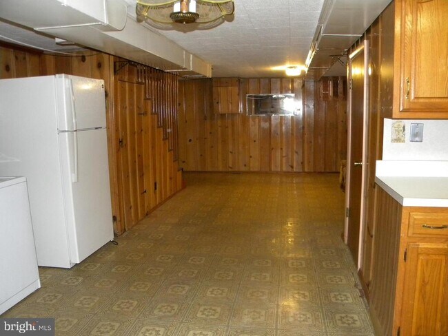 Building Photo - 325 Imla St