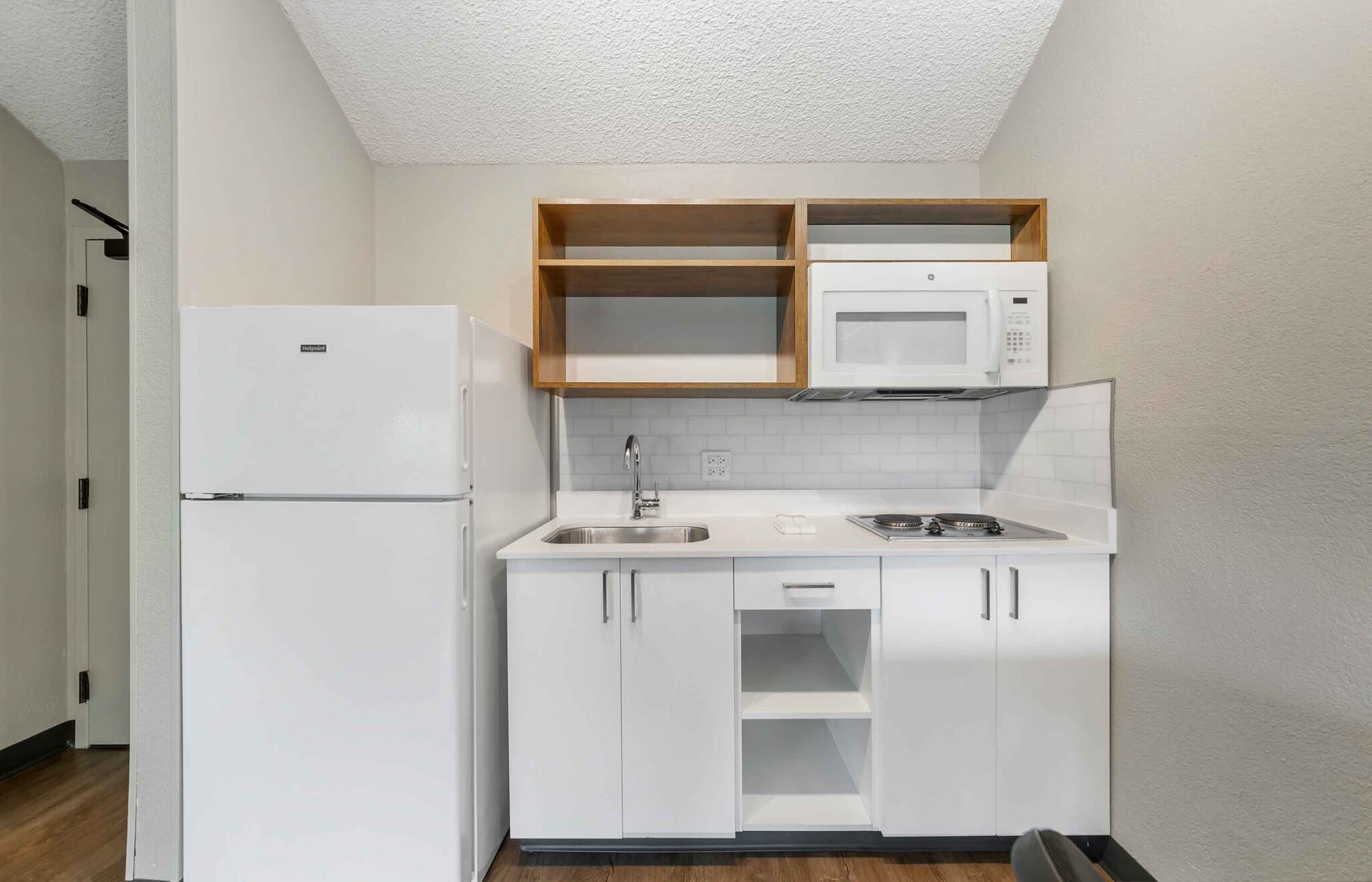 Building Photo - Furnished Studio-Miami - Airport - Miami Springs