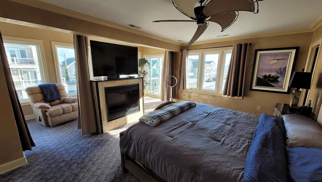 Building Photo - 104 S Avolyn Ave