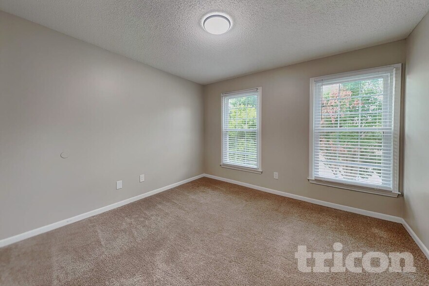 Building Photo - 9719 N Kenwood Ct