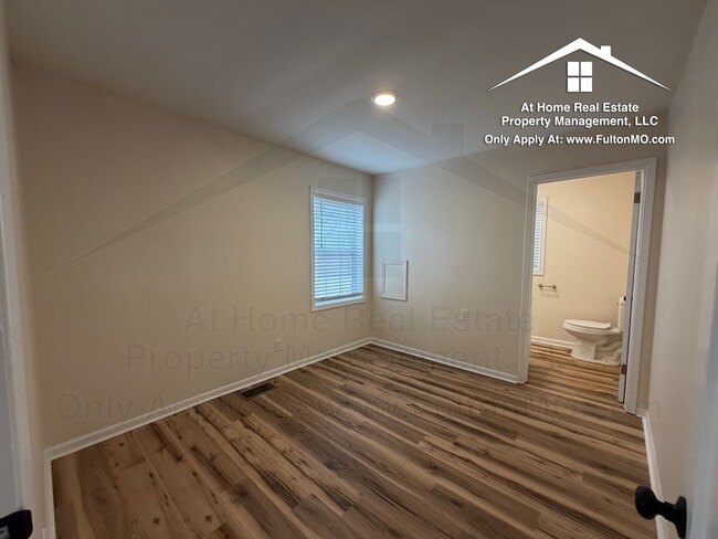 Building Photo - 703 W 7th St