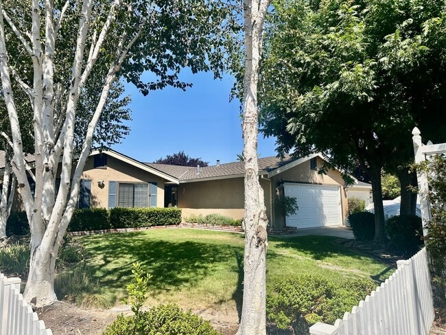 Building Photo - One story gorgeous home in the highly desi...