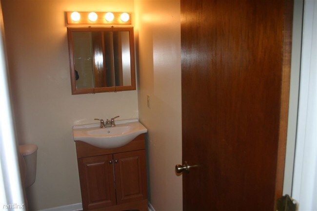 Building Photo - 4 br, 1.5 bath House - 1321 Christopher St