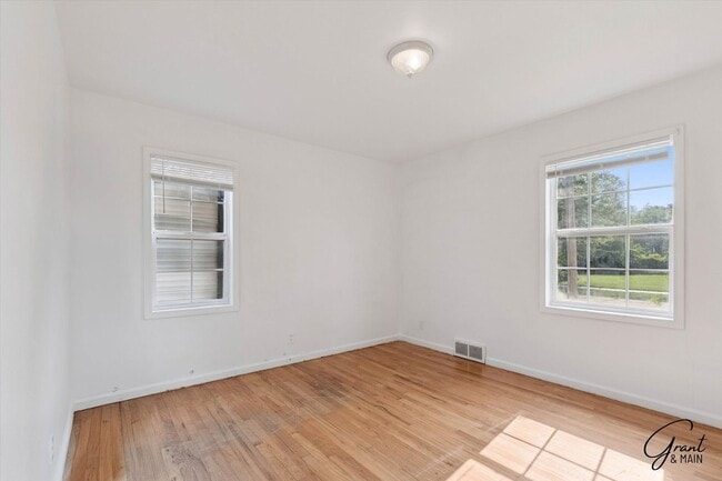 Building Photo - $1350 3 bedroom bungalow Eastpointe