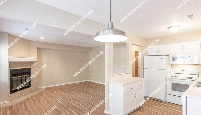 Building Photo - Beautiful and Spacious Townhome in LAWRENCE-Available in MAY!!