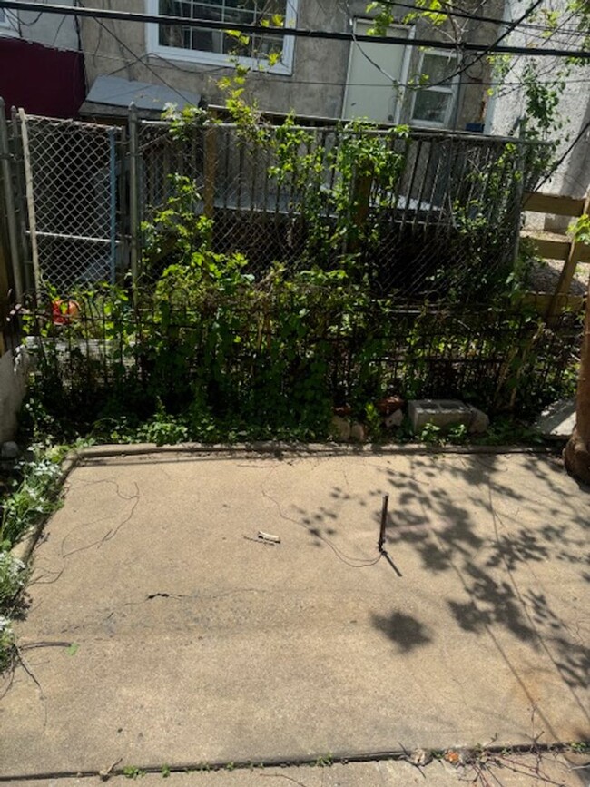 Building Photo - Front Porch Row - Oak Lane (SECTION 8 VOUR...