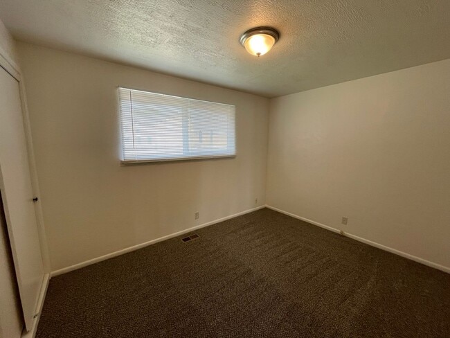 Building Photo - Prime Location! 2-Bed, 1-Bath Apartment with Lake Views and Near Downtown – Move-In Ready!