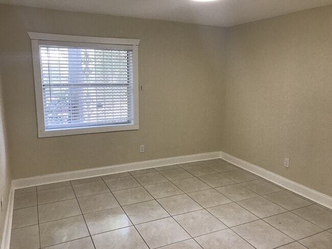 Building Photo - 5 Bedroom Home Close to Downtown