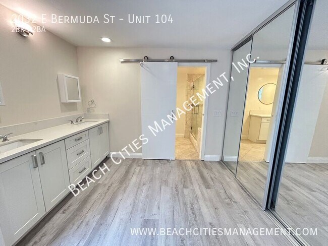 Building Photo - 2032 E Bermuda St