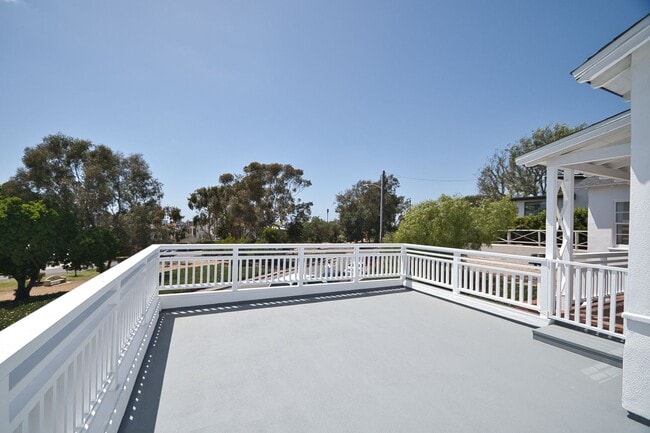 Building Photo - 2 Bed 1 Bath Home in Manhattan Beach Hill ...