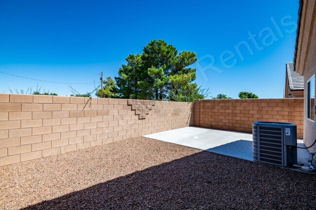 Building Photo - DON'T MISS THIS THREE BEDROOM TOWNHOUSE IN A PRIME LOCATION