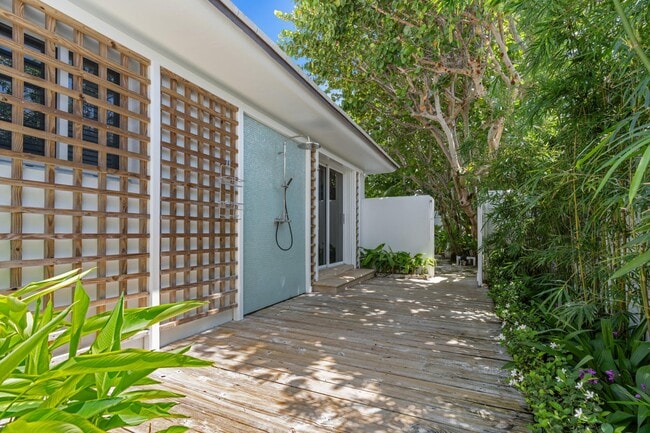 Building Photo - 7500 S Flagler Dr